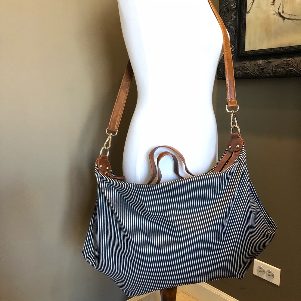 Nautical weekend tote! Navy/white.